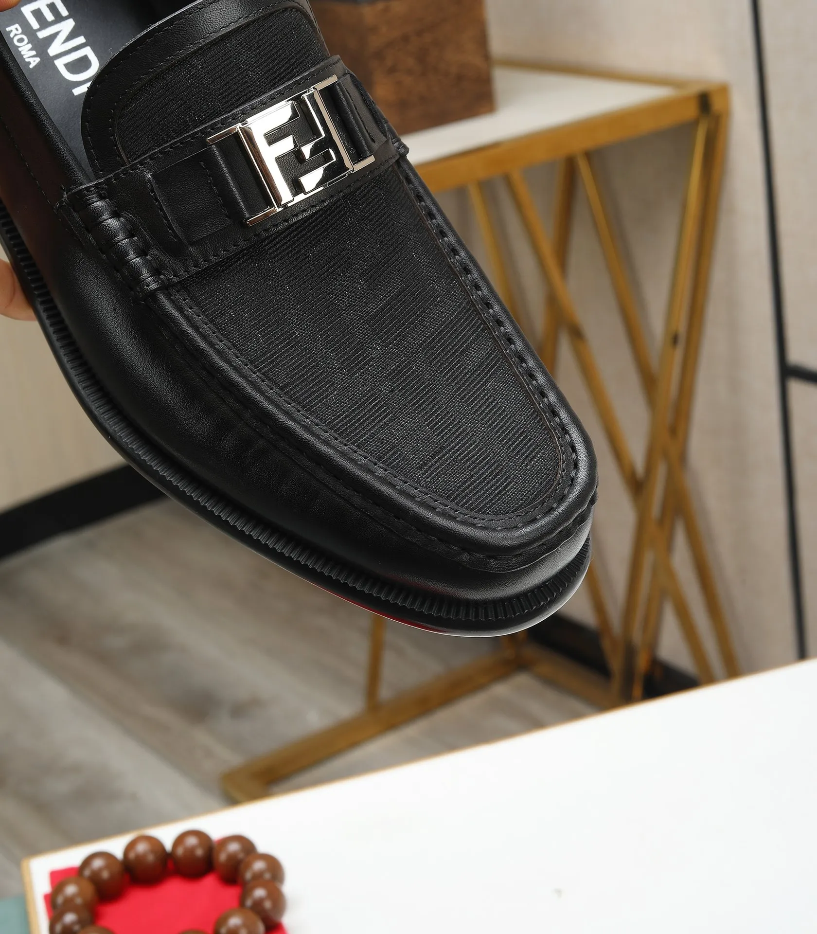 Men's shoes 💰580 (high-end, full cowhide) FENDI Fendi high-end formal leather shoes, original Italian imported cowhide surface + cowhide lining, original hardware, I believe you will be impressed from the first time you see it. The avant-garde atmosphere can no longer fully interpret its elegance. AAA grade rubber outsole, super comfortable. Original counter last, ensuring its original version and quality. The simple upper ensures its comfort and breathability. A pair of truly good shoes has its own unique soul, famous quality, regular size 38-44 (45 46 customized)